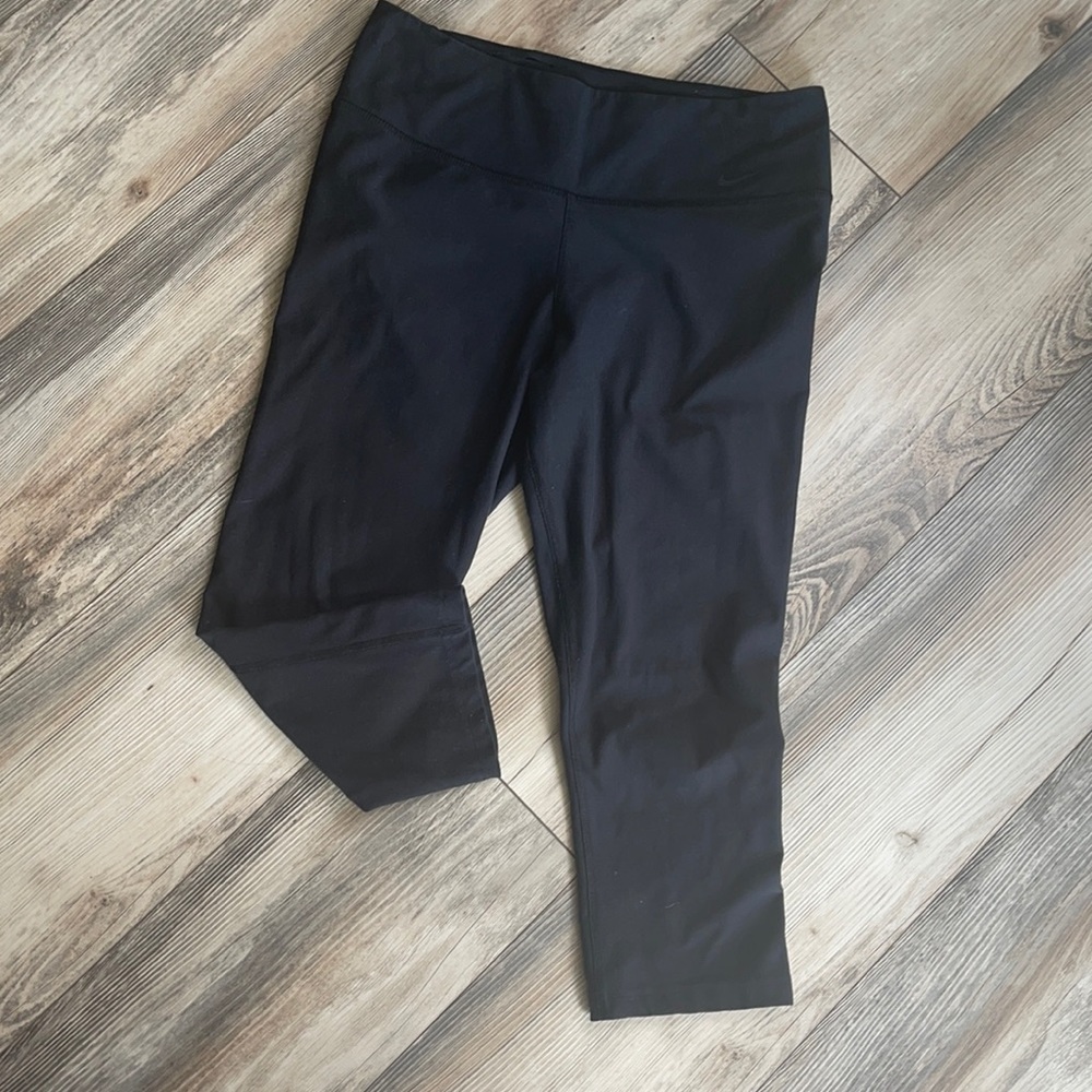 Nike-women’s dri-fit Capri-Ten Less Plastic Bottles One Legend Pant Size medium